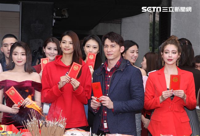 伊林娛樂眾模特兒2019豬年行大運開工好采頭。（記者邱榮吉/攝影）