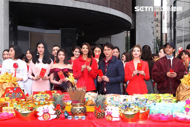 伊林娛樂眾模特兒2019豬年行大運開工好采頭。（記者邱榮吉/攝影）