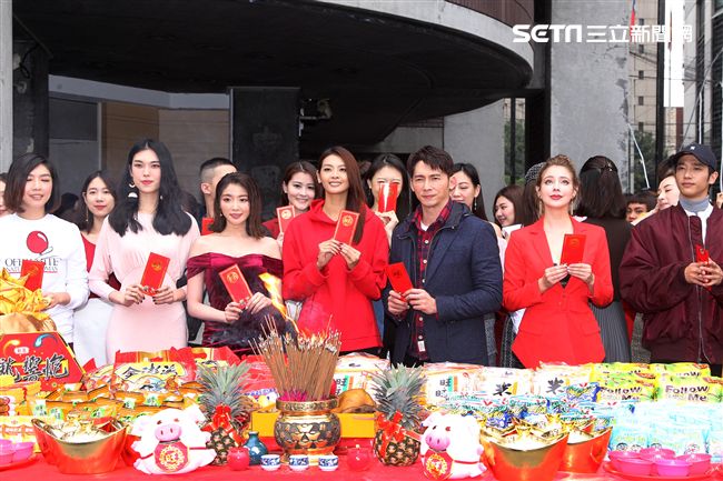 伊林娛樂眾模特兒2019豬年行大運開工好采頭。（記者邱榮吉/攝影）