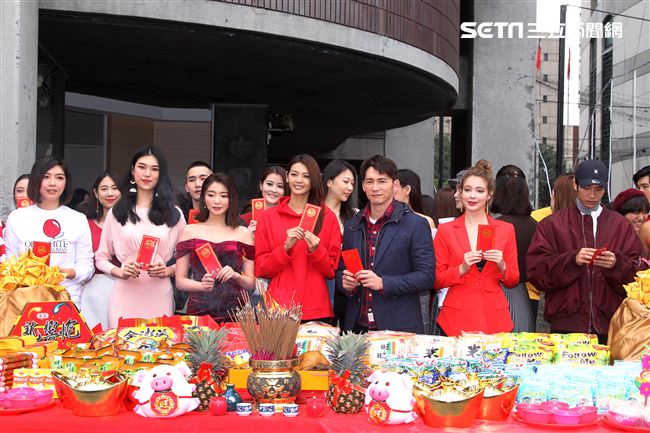 伊林娛樂眾模特兒2019豬年行大運開工好采頭。（記者邱榮吉/攝影）