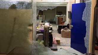 7惡煞闖進店內　砸爆玻璃施放信號彈