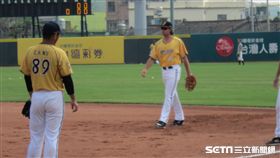 ▲中信兄弟外國人野手Eric Wood（艾銳克）春訓練習一壘守備。（圖／記者蕭保祥攝影）