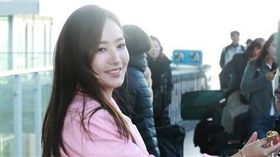 朴敏英稍早已抵達桃園機場，一身粉紅套裝呼應情人節。（圖／翻攝自韓網）