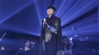 JJ情人節倒吊開唱　萬名粉嗨爆巨蛋