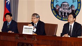 扁案換法官調查報告通過　監委說明「前總統陳水扁被訴四大案」更換承審法官一案，監察院13日已通過調查報告並要求台北地方法院檢討改進，監察委員陳師孟（中）、高涌誠（左）及蔡崇義（右）14日下午舉行記者會，公開說明報告內容。中央社記者施宗暉攝　108年2月14日