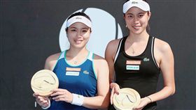 詹詠然詹皓晴合體出征　前兩站寫佳績　台灣網球姊妹花詹詠然（左）、詹皓晴（右）今年前兩站合體出擊，相繼在布里斯本女網、荷巴特女網賽拿下亞軍、冠軍，收穫頗豐，詹皓晴認為，「這是一個很好的開始」。（劉雪貞提供）中央社記者黃巧雯傳真　108年1月12日