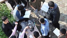 考生齊K書  備戰學測考試大學入學考試中心舉辦的108學年學科能力測驗25日登場，今年約13.8萬人報考。建國中學試場的考生在考前認真K書，備戰學測。中央社記者吳翊寧攝  108年1月25日