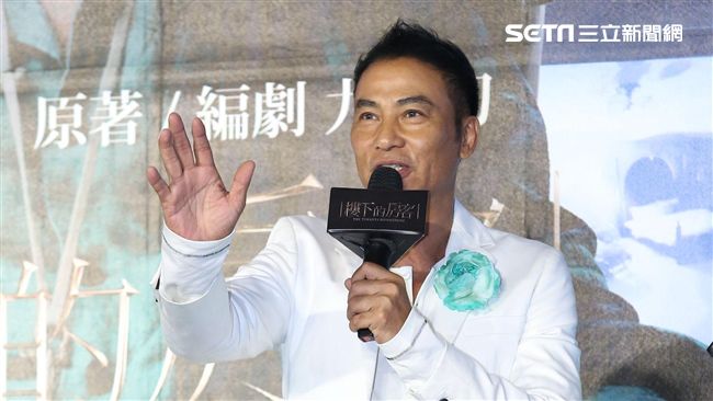 男子衝上台揮刀！任達華腹部遭捅爆血