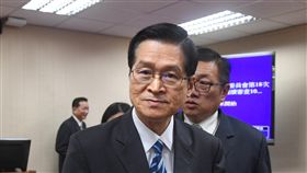 嚴德發證實美艦通過台灣海峽立法院外交國防委員會29日審查國防部預算，國防部長嚴德發（前）出席並受訪指出，美艦一艘作戰艦、一艘補給艦28日通過台灣海峽，屬於國際水域的例行性通過，國軍全程嚴密掌握與應處。中央社記者王飛華攝  107年11月29日