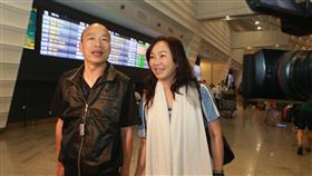 結束春節假期返台  韓國瑜：體力比較恢復高雄市長韓國瑜（左）與妻子李佳芬（右）7日晚間結束休假行程返台，他表示，這幾天利用自己的假期、陪著家人出國放鬆，感覺體力比較恢復。中央社記者邱俊欽桃園機場攝　108年2月8日