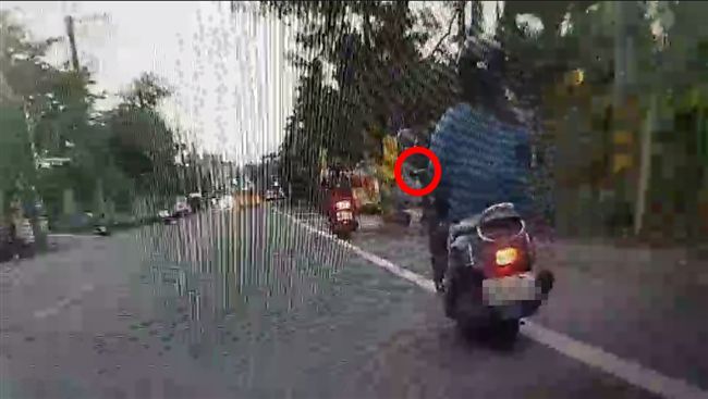 單手騎車15秒挨罰　50秒的卻逃過