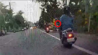 單手騎車15秒挨罰　50秒的卻逃過