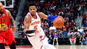 ▲史密斯（Dennis Smith Jr.）攻下全隊最高19分，帶領尼克中止18連敗。（圖／翻攝自推特）