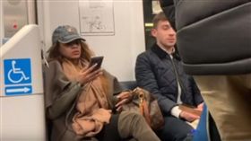 「不要噁心的人坐旁邊」　女子拿包包佔位惹眾怒（圖／翻攝自New Jersey 101.5 YouTube）