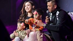 黑人帶著兩個小孩突襲范瑋琪演唱會。（圖／翻攝自微博）