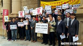 前台北科大教授王隆昌（前排右4），前大法官許玉秀（右5），律師林俊宏(右6)
。 翻攝照片