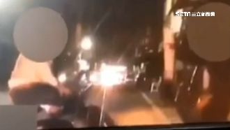 後座一個右勾拳！醉男當街暴打女友