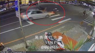 驚悚！騎士乖等紅燈　遭三寶飆速撞飛