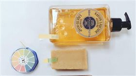 實際測試，液體皂PH值7(接近中性)，手工皂PH8(弱鹼)，水晶肥皂PH14(強鹼)。