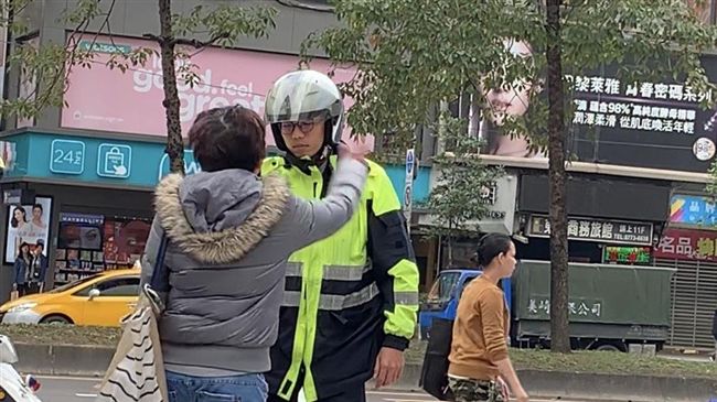 獨／女子大鬧明曜百貨　作勢揮警巴掌