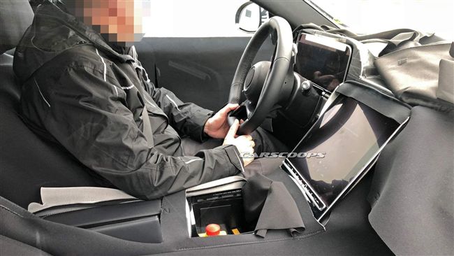 超越平板　賓士旗艦房車擁有超巨螢幕