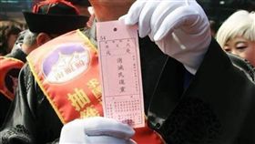 上傳南鯤鯓代天府偽籤　男妨害名譽罪送辦網路傳出一張台南市北門區南鯤鯓代天府總幹事侯賢遜手持「消滅民進黨」偽籤的變造相片，廟方執事人員發現，認為有傷五府千歲的尊嚴報警提告；警方循線查獲台中黃姓男子涉案，依妨害名譽罪嫌函送法辦。（翻攝相片）中央社記者張榮祥台南傳真　108年2月15日