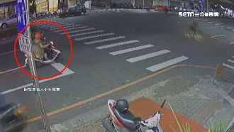 騎士停紅燈被撞飛　肇事家屬囂張反嗆