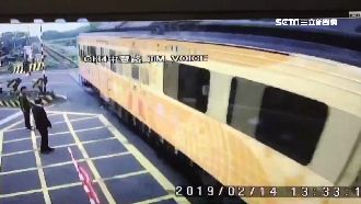 平交道故障阻通行　警民急扮人肉柵欄