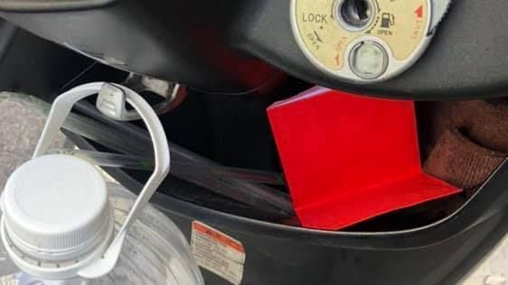 機車上被放有頭髮紅包　網友提解方
