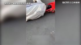 ▲摔倒在馬路上，行大禮五體投地。（圖／黑色豪門-廟會陣頭資訊區）