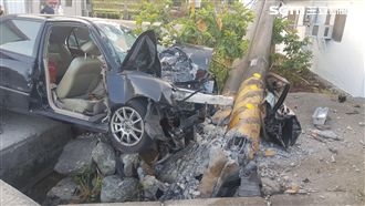 轎車失控撞斷電線桿　1無呼吸3人傷