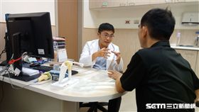 骨科醫師方啟榮說，登山鞋具不須選最貴的，適合與正確使用才能降低扭傷。（圖／安南醫院提供）