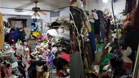 冷氣師傅到府安裝冷氣機，遇「囤物癖」屋主。（圖／翻攝自爆怨公社）