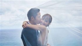 鄭嘉穎跟小22歲的未婚妻陳凱琳婚紗照。(翻攝微博)