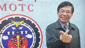 華航機師罷工事件　王國材有感唱囚鳥華航機師罷工事件落幕，交通部次長王國材15日與媒體聊天時神情輕鬆不少，有感而發地唱了「囚鳥」這首歌。他說，機師罷工期間，讓他想到交通部與旅客像囚鳥被困住。中央社記者汪淑芬攝　108年2月15日