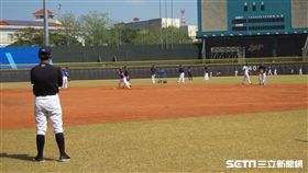 ▲Lamigo總教練洪一中看春訓守備練習。（圖／記者蕭保祥攝影）