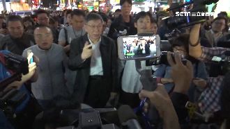 柯P驚喜現身！逛逢甲夜市成人形立牌