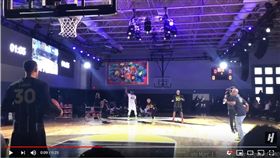 ▲柯瑞媽Sonya在明星賽活動投進Logoshot。（圖／翻攝自House of Highlights）