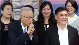 黨員喊選總統　吳敦義示意不要喊國民黨台北市黨部13日舉行「台北市三合一選舉吳主席感恩茶會」，會中有黨員高喊「選總統」，主席吳敦義（前左）以手勢示意不要喊。中央社記者鄭傑文攝　108年1月13日