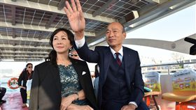 韓國瑜搭船就職（1）新任高雄市長韓國瑜（右）25日偕妻子李佳芬（左）搭乘「愛之船」到愛河畔就職典禮現場。（高市新聞局提供）中央社記者程啟峰傳真  107年12月25日