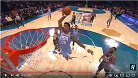 ▲老鷹隊柯林斯在新秀挑戰賽完成一人空中接力。（圖／翻攝自House of Highlights）