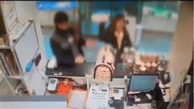 韓女寵物店退貨遭拒 怒抓狗摔地出氣（圖／翻攝自복구왕TV  YouTube）