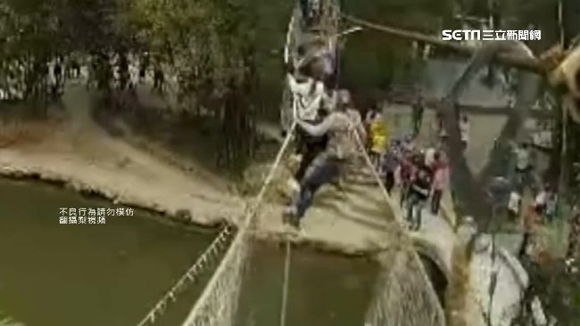遊客白目猛搖吊橋！鋼索斷裂6人下墜