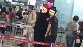 何猷君被網友發現在賭王父親病危後三天現身機場與女友上演十八相送。（圖／翻攝自微博）