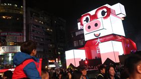 民眾觀看台北燈節試燈（2）2019台北燈節16日起將正式登場，西門町展區14日晚間進行試燈，主燈「百變豬寶亮晶晶」在民眾面前點亮，吸引民眾駐足觀賞。中央社記者吳家昇攝　108年2月14日