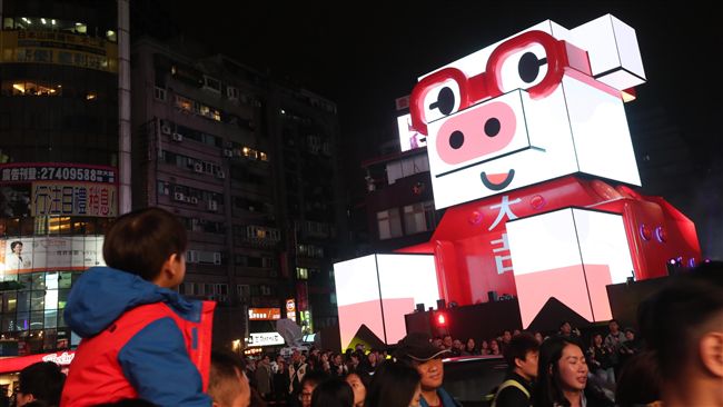 台北燈節今晚登場！萬人塞爆西門町