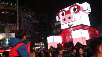 台北燈節今晚登場！萬人塞爆西門町