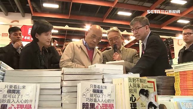 蘇揆好阿公挑書送孫女　提韓秒變臉