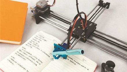女兒光速完成作業　竟是寫字機器代筆