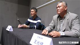 萬人迷王光輝和飛刀手陳義信幫球員簽名。（圖／記者王怡翔攝影）